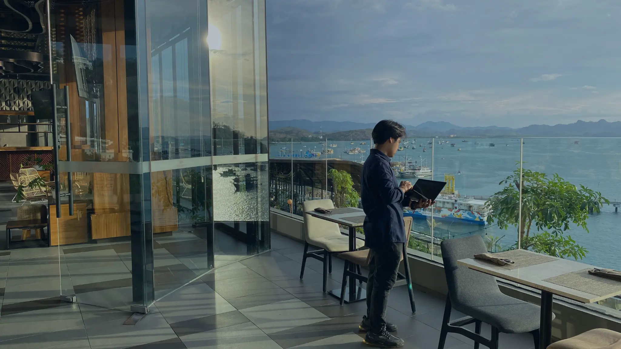 Site Engineer Allegra sedang melakukan pengecekan WiFi di Hotel Meruorah Labuan Bajo